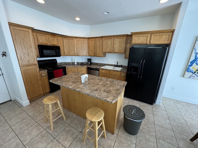 Building Photo - 2599 N Elm Dr