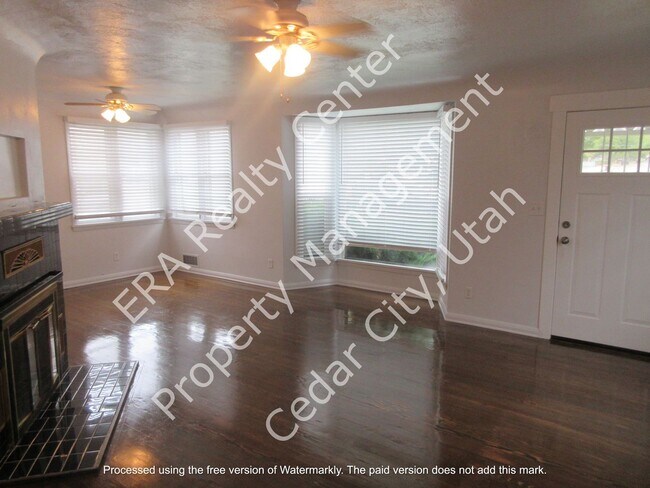 Building Photo - Move-in Bonus!!! Charming 4 bedroom, 2 bath single family home