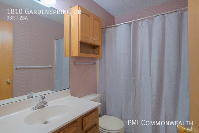 Building Photo - 3 Bed / 2 Bath Single Family (Available 7/...
