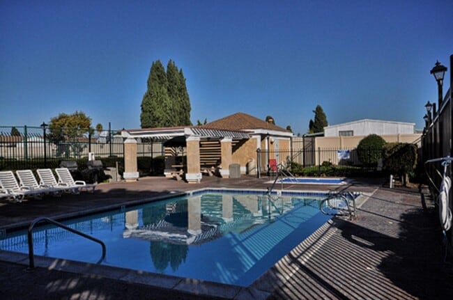 Building Photo - 3BR Townhome with Spacious Fenced Yard!