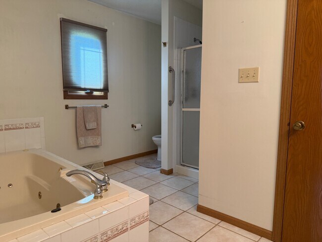 Building Photo - 54 Longview Dr
