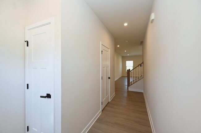Building Photo - Updated Gallatin Townhome | 3BR + Garage, W/D Included