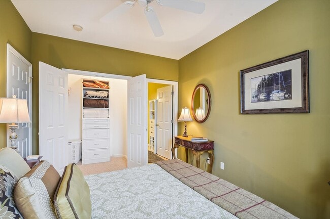 Building Photo - Enjoy coastal living in this Rehoboth Beach apartment, perfectly situated near the boardwalk, bea...