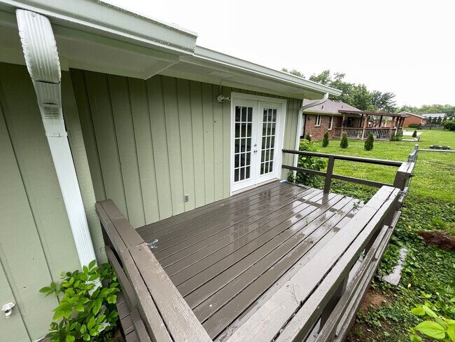 Building Photo - Beautiful Home Large Garage Highly Desired Neighborhood For Rent