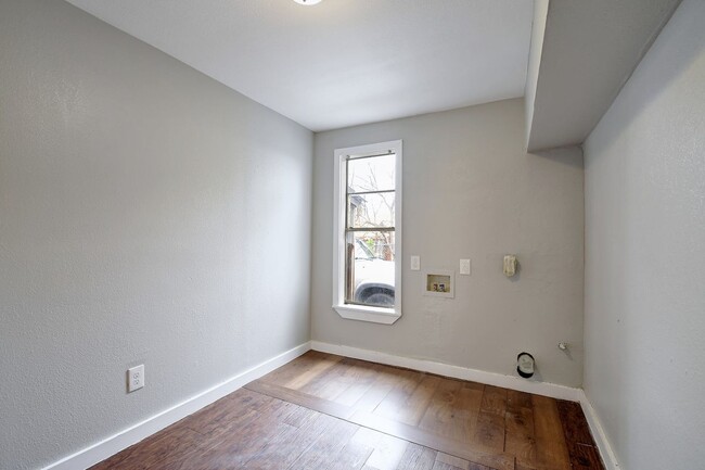 Building Photo - 1-BEDROOM WITH DEN IN AVENIDA GUADALUPE