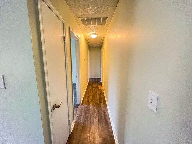 Building Photo - Cozy 3 Bedroom, 1 1/2 Bathroom Near Downto...