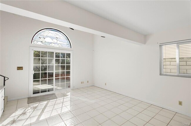 Building Photo - 514 9th St