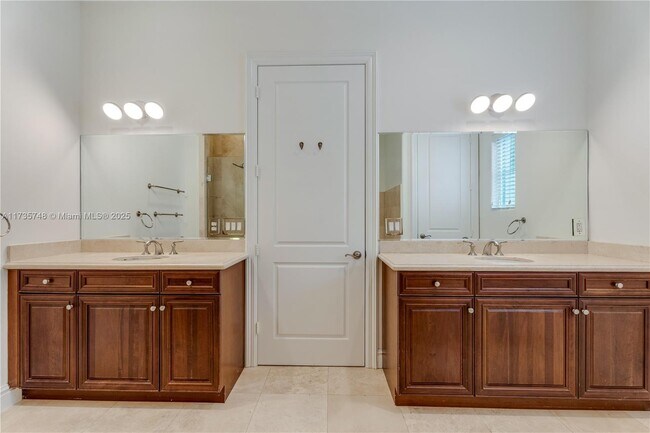 Building Photo - 10155 SW 75th Pl