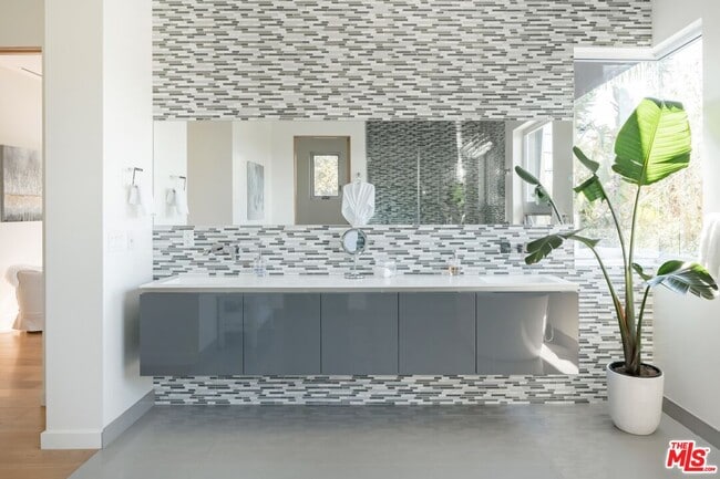 Building Photo - 1723 S Durango Ave