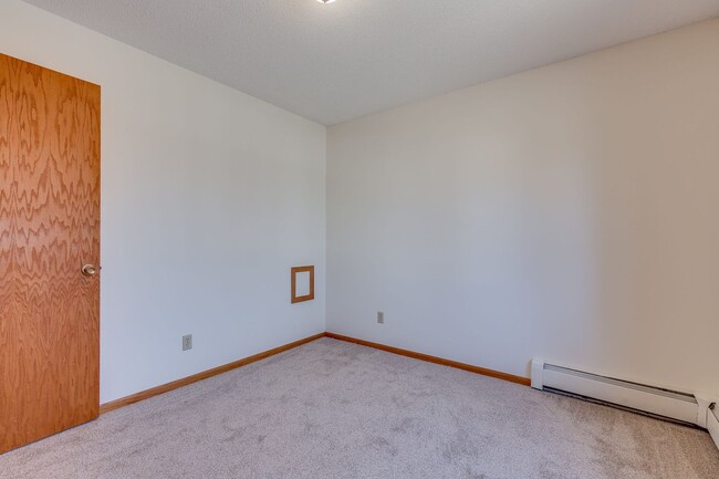 Building Photo - 4bd PLUS OFFICE 2ba 2car garage overlookin...