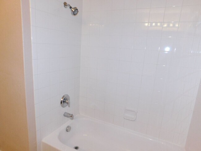 Building Photo - Beautiful, spacious 4 bedroom, 2.5 bath ho...