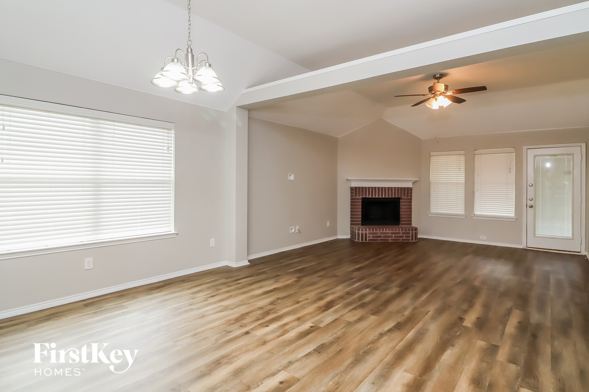 Building Photo - 1124 Manhassett Ct