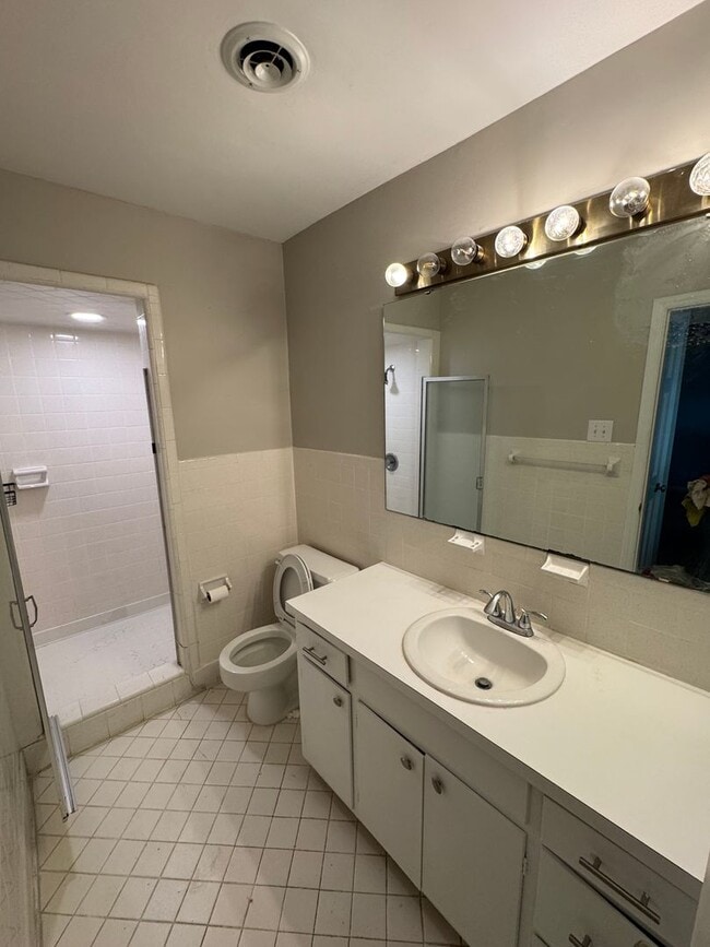 Building Photo - Live at the Center of Modern Conveniences ...