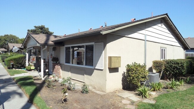 Building Photo - Nicely Updated 1 Bedroom 1 Bathroom, Coco ...