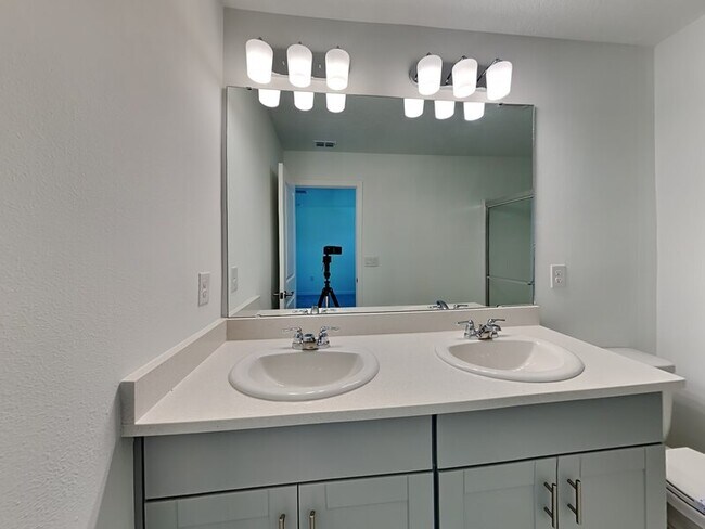 Building Photo - 215 Riverfront Wy