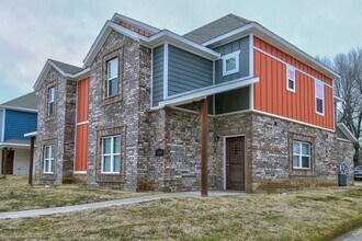 Building Photo - Beautiful 3 bed / 3.5 bath duplex with two car garage - Minutes from U of A!