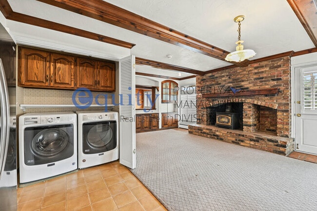 Building Photo - 1941 E Woodside Dr