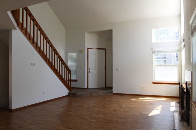 Building Photo - Gorgeous 2 Story End Unit in Lakewood!