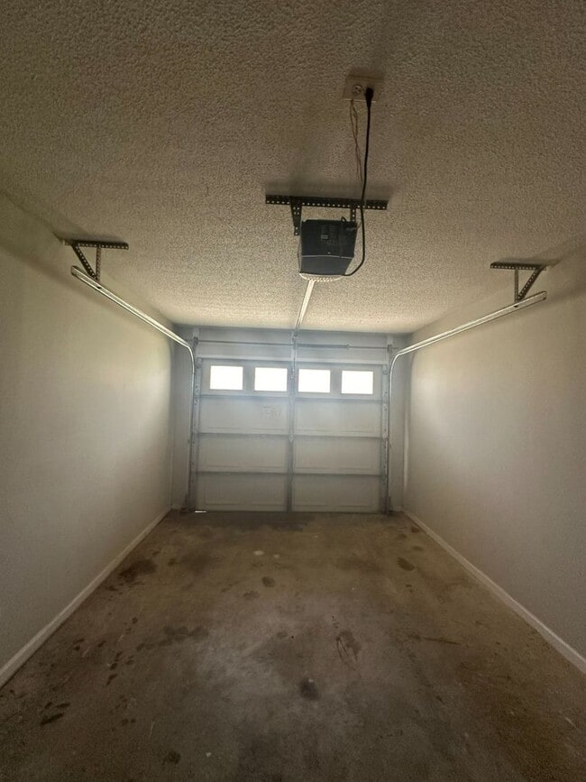 Building Photo - Rolling Acres!! END UNIT...