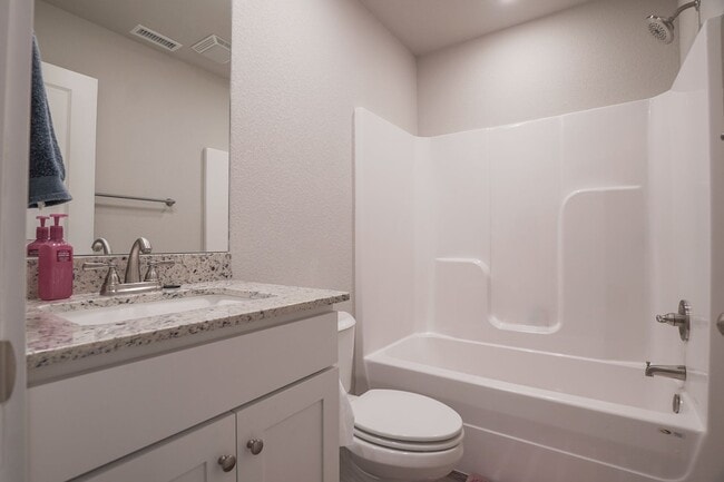 Building Photo - 2 bedroom 2.5 bath home located in Fayetteville, AR