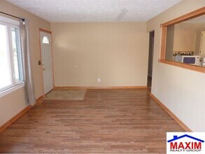 Building Photo - Move-in special offer!!!  Huge house - over 2,200 sqft convenient location and private backyard $...