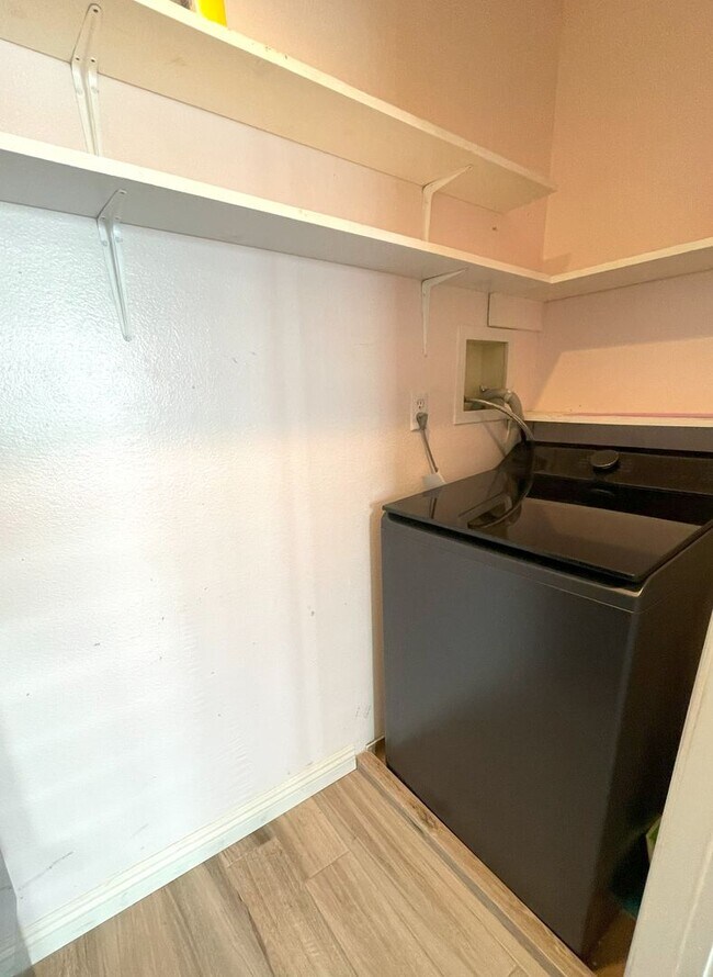 Building Photo - Updated 2 bedroom split level townhome