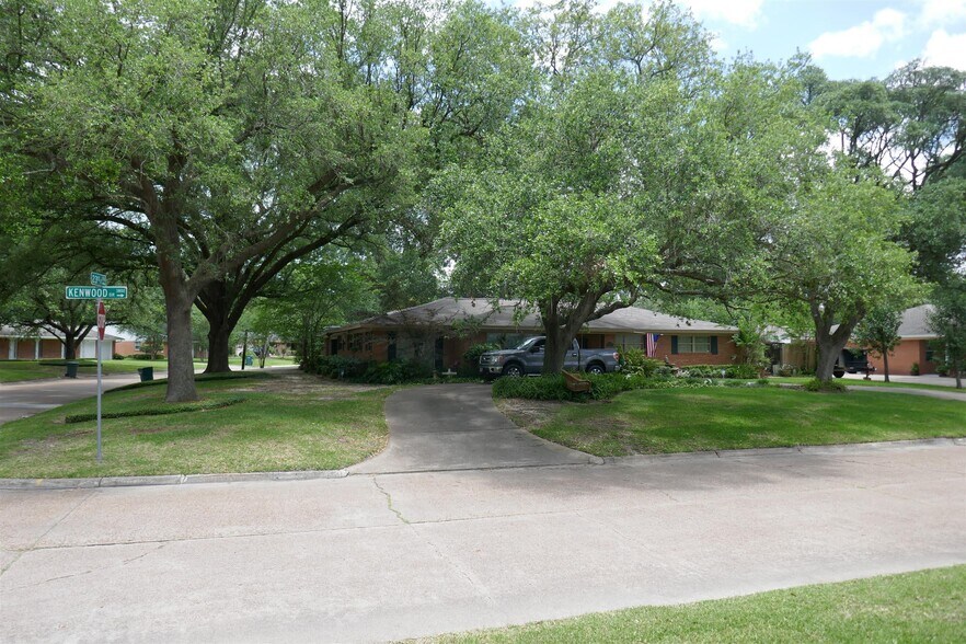 Building Photo - 3890 Kenwood Dr