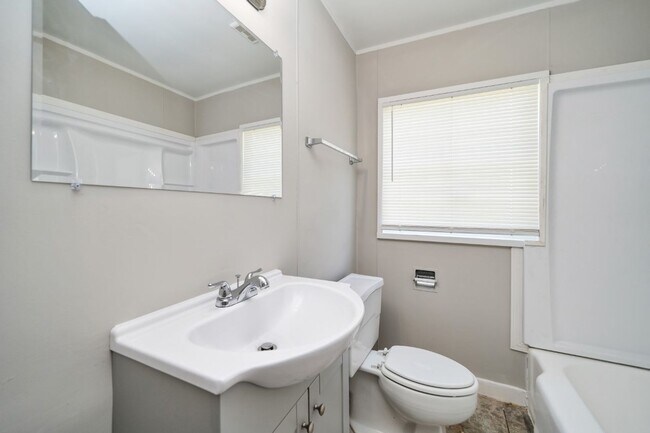 Building Photo - Super Cute & Spotless Corner Lot Home in Bessemer