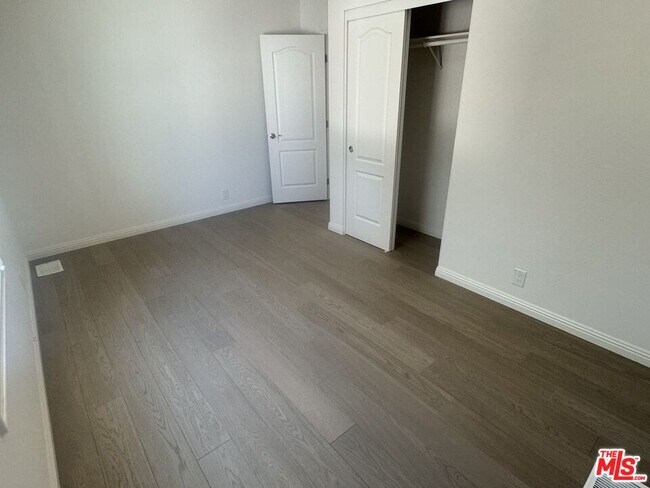 Building Photo - 1336 La Crescenta Dr