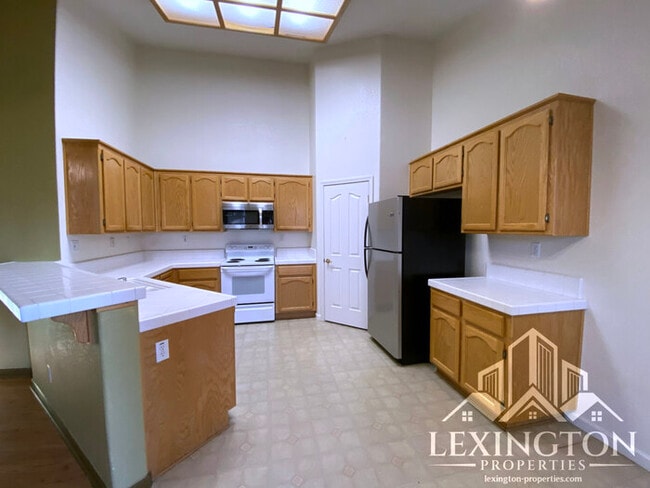 Building Photo - Beautiful, Spacious, 3-Bed 2-Bath Home available in Roseville!