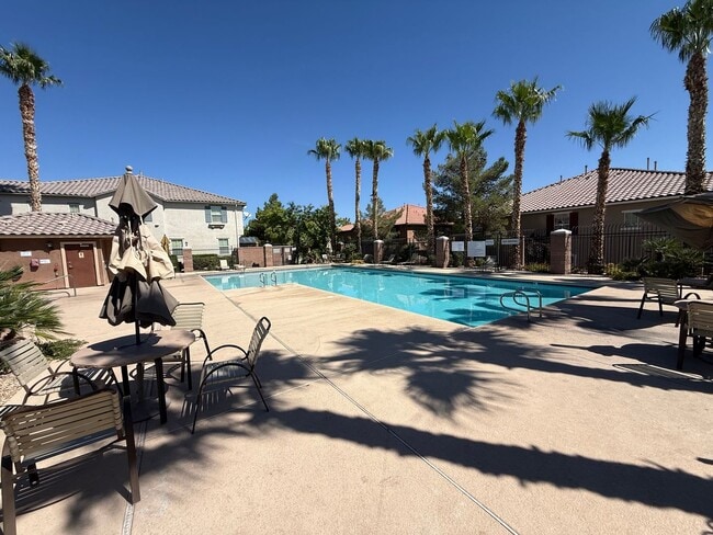 Building Photo - Beautiful 2-Story Townhome in Gated Area w...
