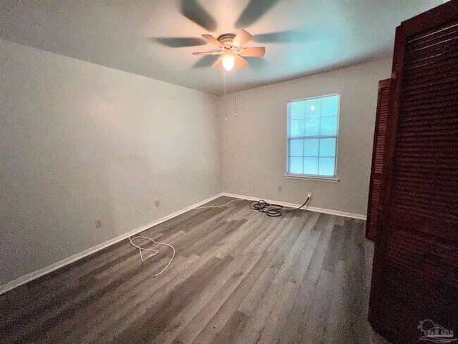 Building Photo - 2114 Hollyhill Rd