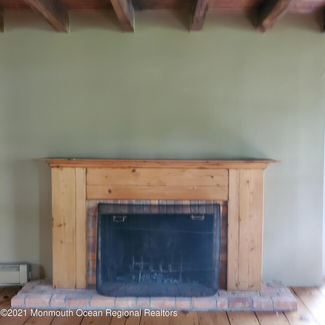Building Photo - 16 E Larchmont Dr
