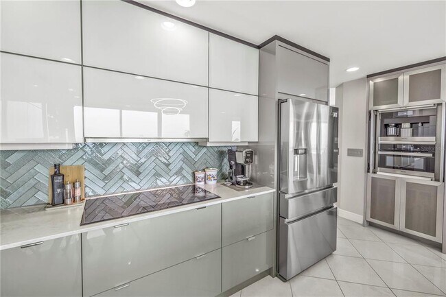 Building Photo - 400 Beach Dr NE