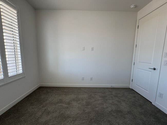Building Photo - Laughlin Ranch 3 BR 2Ba Public Golf Community with Canyon & Mountain Views