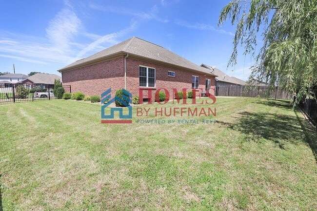Building Photo - Three Bedroom | Two Bathroom | Newburgh