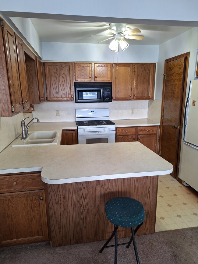 counter with bar ledge - 2962 Porter Ct SW