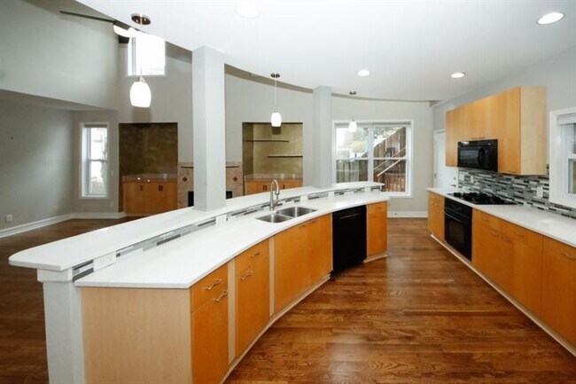 Building Photo - 1354 Brookhaven Village Cir NE