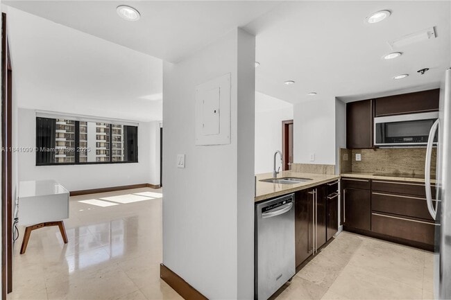 Primary Photo - 540 Brickell Key Dr