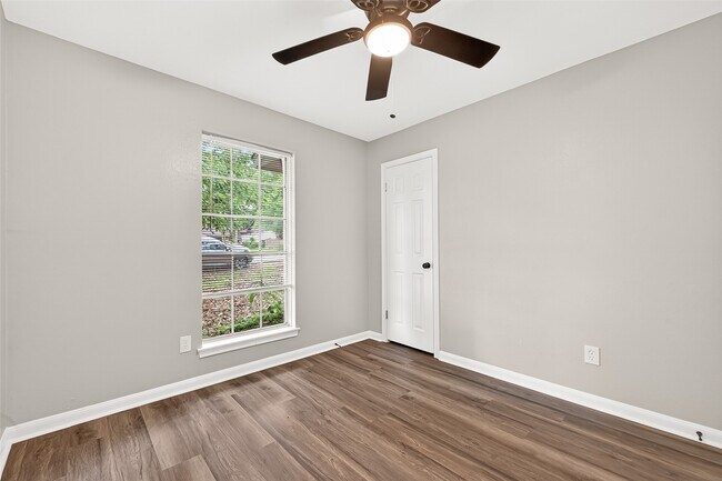 Building Photo - 3318 Kentwood Dr