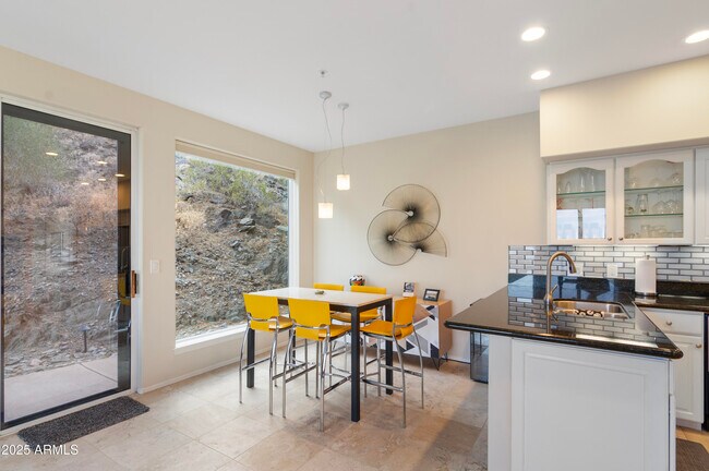 Building Photo - 126 W North Ln