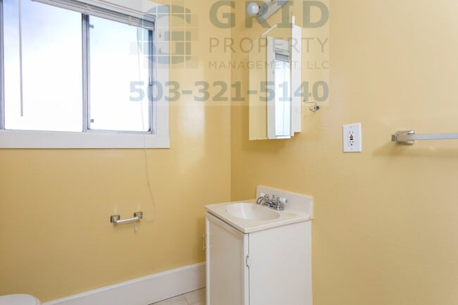 Building Photo - Charming 2 Bedroom Apartment Available in Milwaukie - Private Fenced-In Yard!