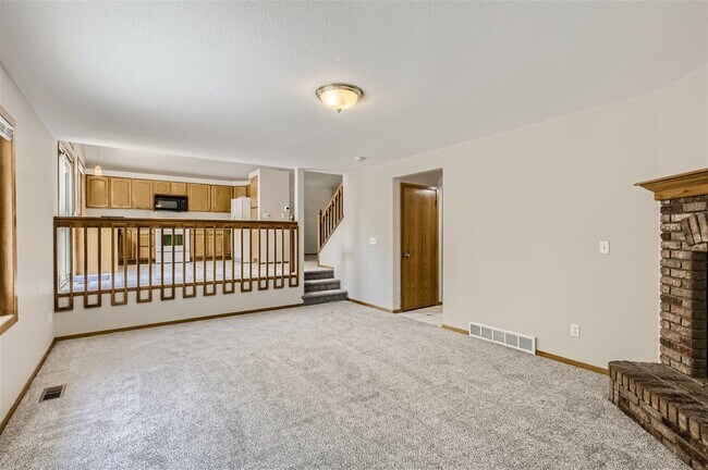 Building Photo - Spacious NW Longmont Home