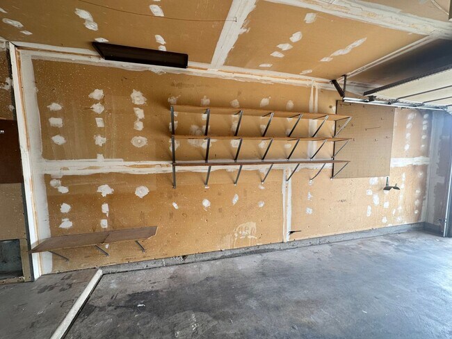 Building Photo - 3 Bedroom 2 Bathroom New flooring