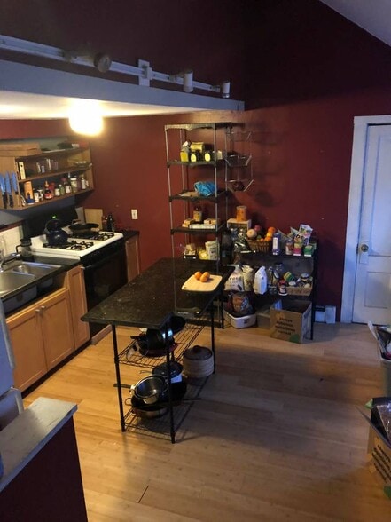 Building Photo - 127 Emery St