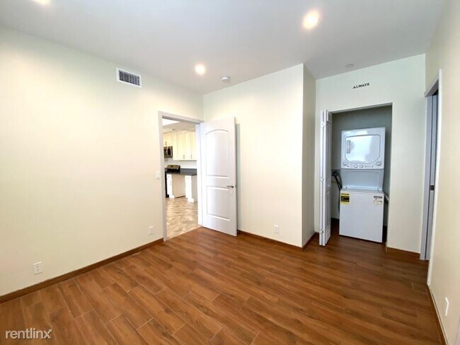 Building Photo - 953 N Normandie Ave
