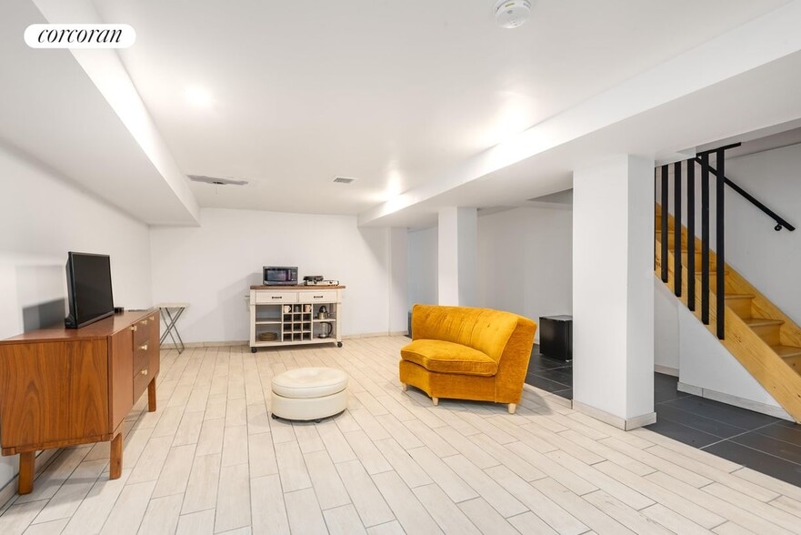 Building Photo - 257 Bleecker St