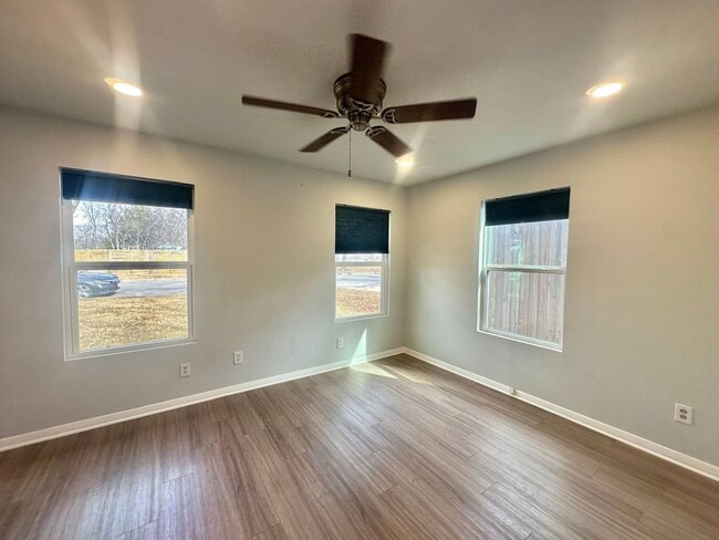 Building Photo - 3 Bed 2 Bath NEW MANAGEMENT IN AUSTIN TX!!!