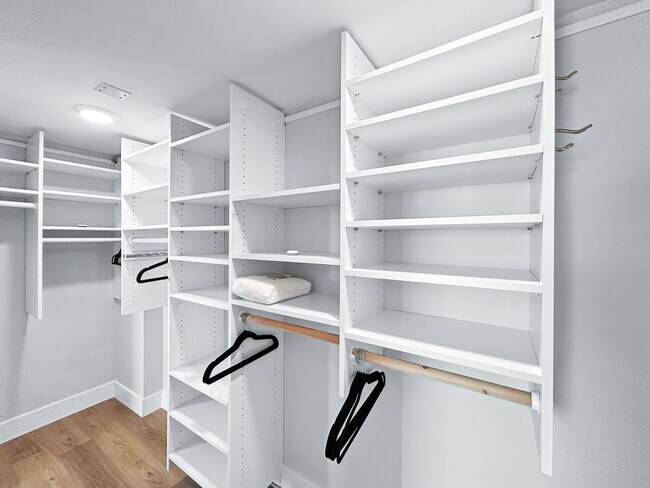 Building Photo - Stunning Furnished Waterfront Condo – 2 Be...