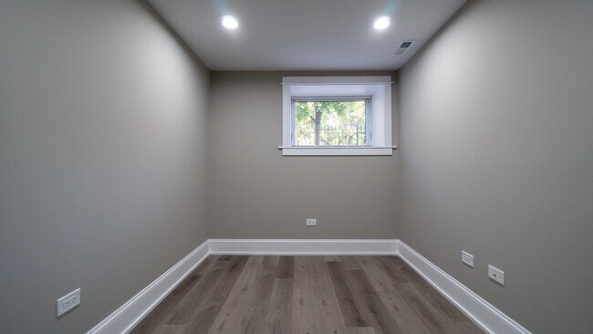 Building Photo - 1706 W Balmoral Ave